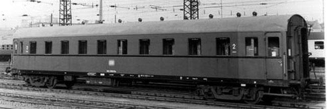 Express train Passenger car 2nd class B4uw 30/52<br /><a href='images/pictures/Brawa/45302.jpg' target='_blank'>Full size image</a>